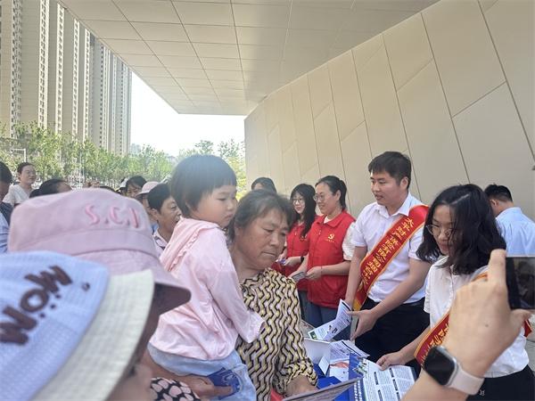 防范非法集资_期货投资理念的宣传彩页_老年人防骗