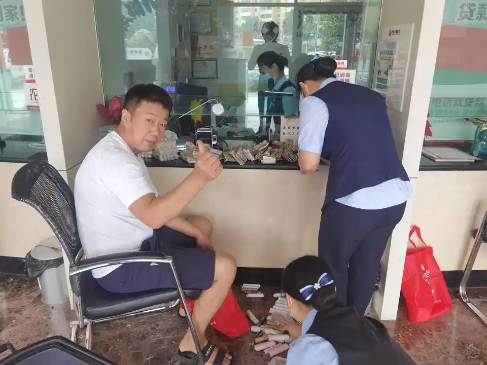 农商银行暖心故事_农商银行上班时间表_农商银行服务群众