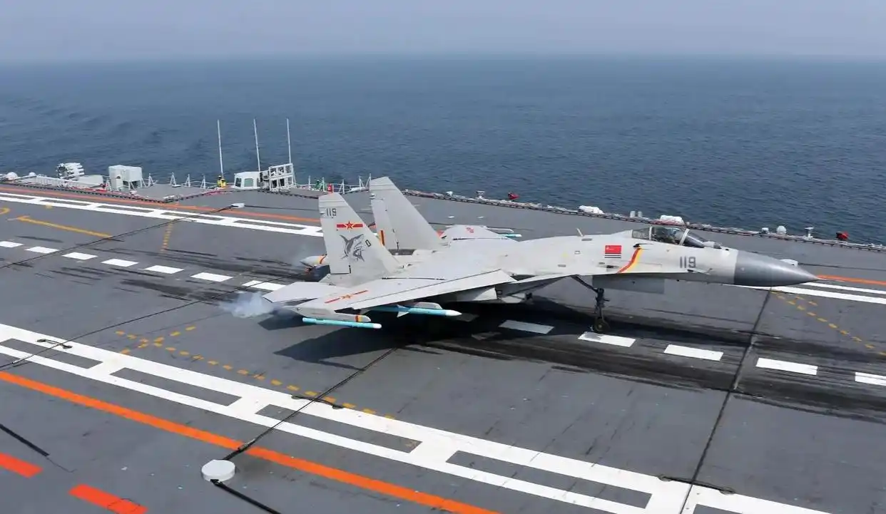 歼-15 舰载机 性能改进 _歼10歼15战斗机股票是那支_ 歼-15 无前翼版 