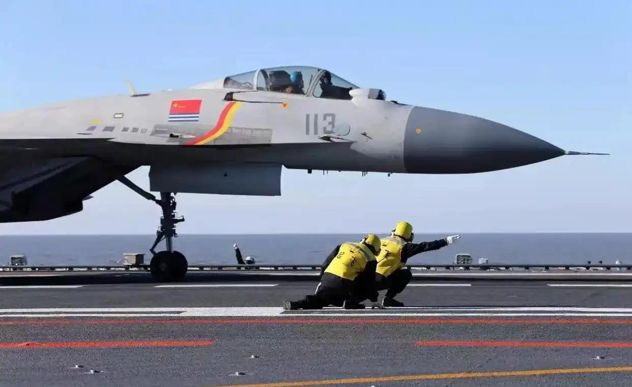 歼-15 舰载机 性能改进 _歼10歼15战斗机股票是那支_ 歼-15 无前翼版 