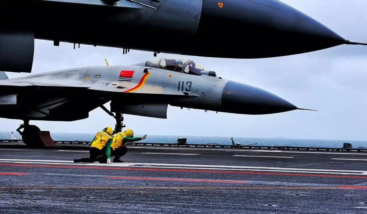 歼10歼15战斗机股票是那支_ 歼-15 无前翼版 _歼-15 舰载机 性能改进 