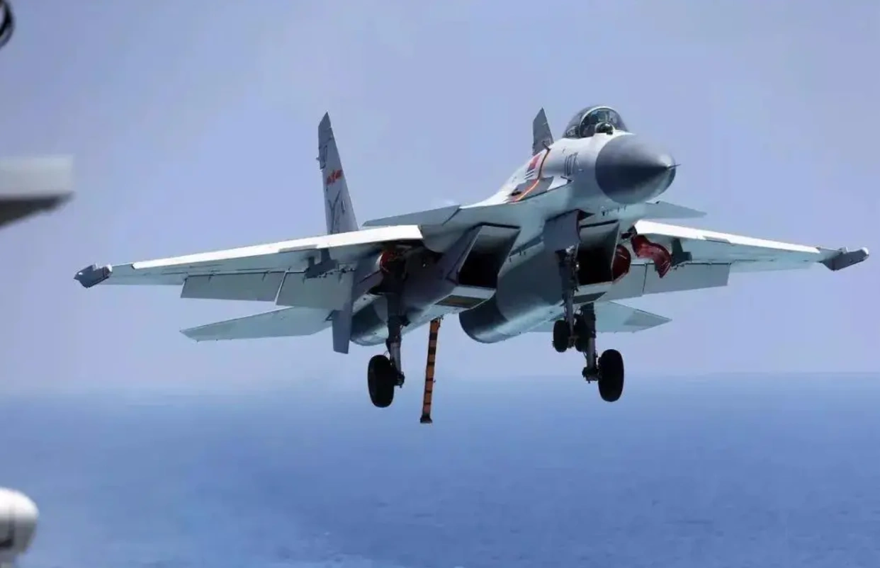 歼10歼15战斗机股票是那支_ 歼-15 无前翼版 _歼-15 舰载机 性能改进 