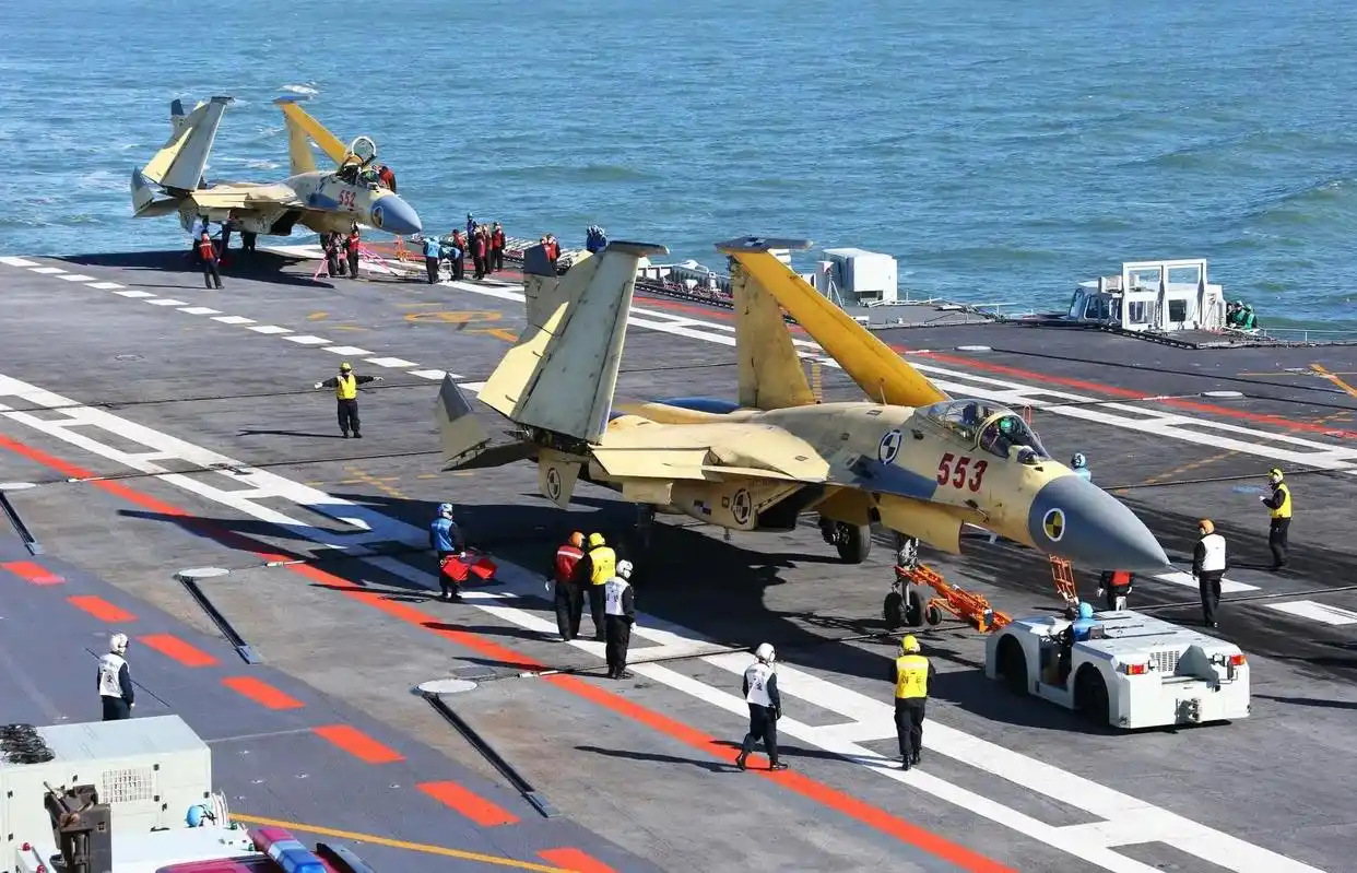  歼-15 无前翼版 _歼10歼15战斗机股票是那支_歼-15 舰载机 性能改进 