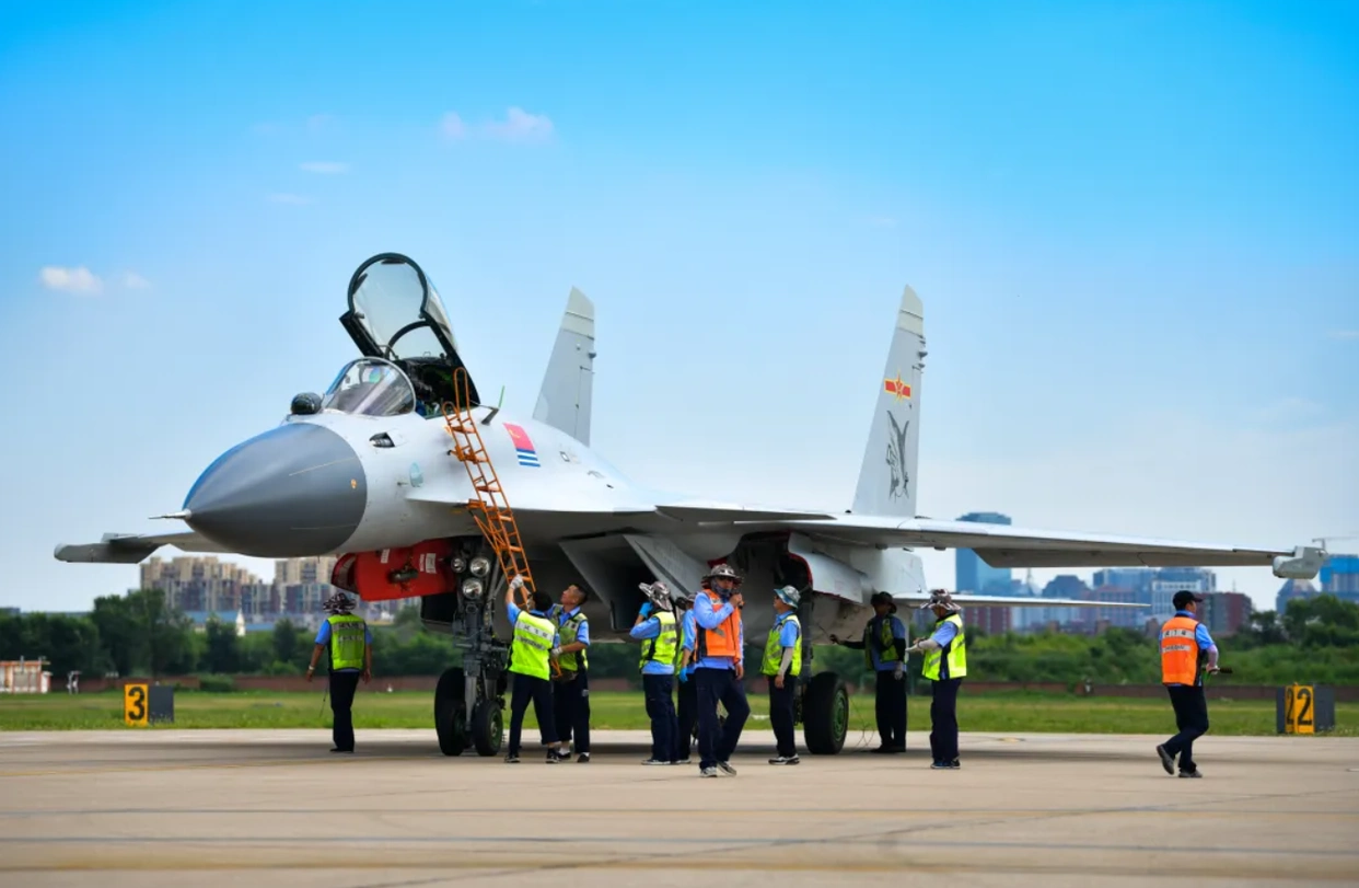  歼-15 无前翼版 _歼-15 舰载机 性能改进 _歼10歼15战斗机股票是那支