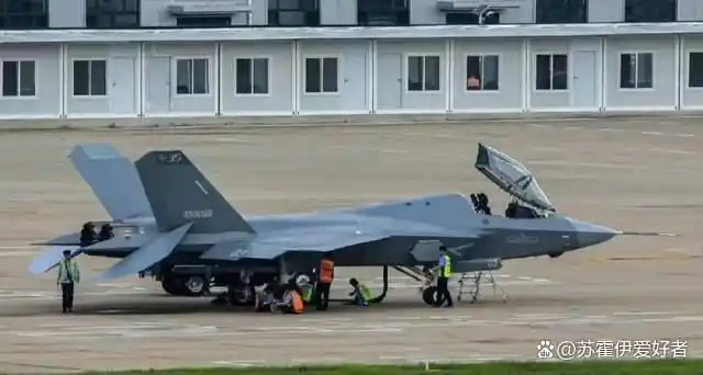 歼10歼15战斗机股票是那支_歼15家族发展历程_中国舰载战斗机发展史