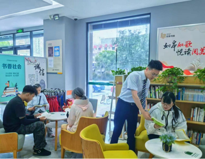 图书主题的如皋市特色支行。邮储银行供图